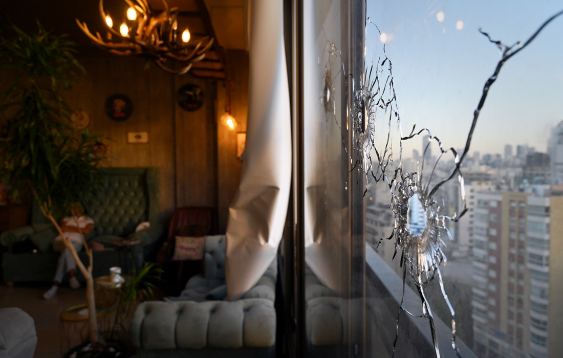 Не менее четырех человек стали жертвами столкновений в Бейруте. В городе начались перестрелки, а их участники применяли пистолеты, автоматы и гранатометы. Протестующие требовали отстранения судьи Тарека Битара, который вел дело о взрывах в порту Бейрута в 2020 году.