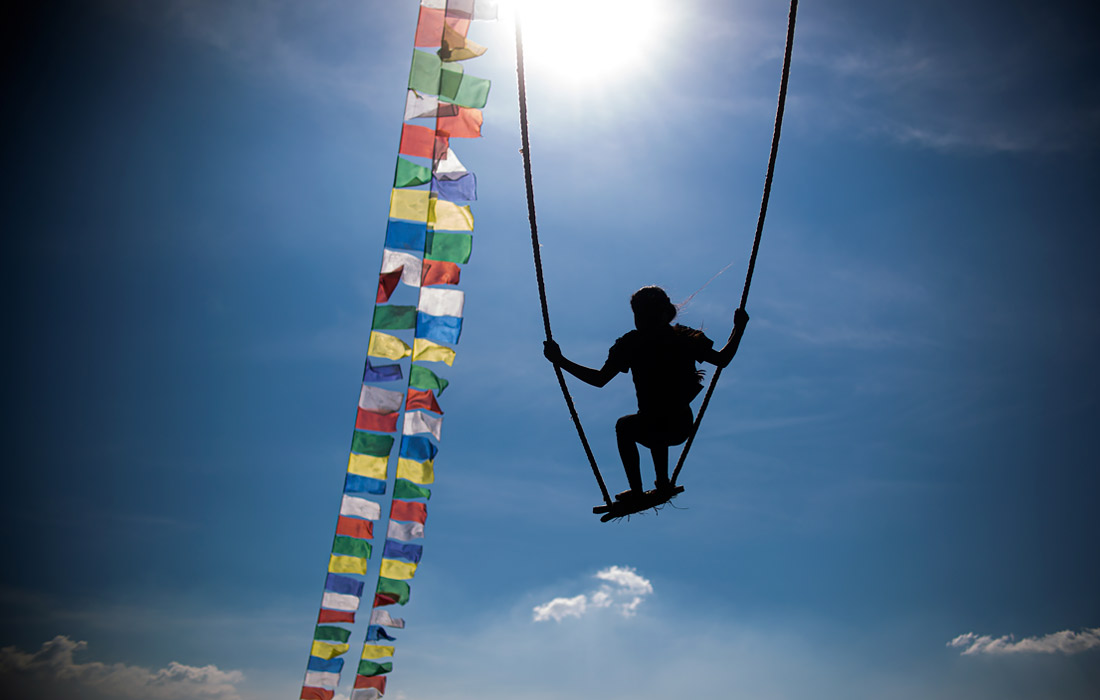 Девочка катается на качелях, установленных в рамках фестиваля Дашайн в Санкху, Непал