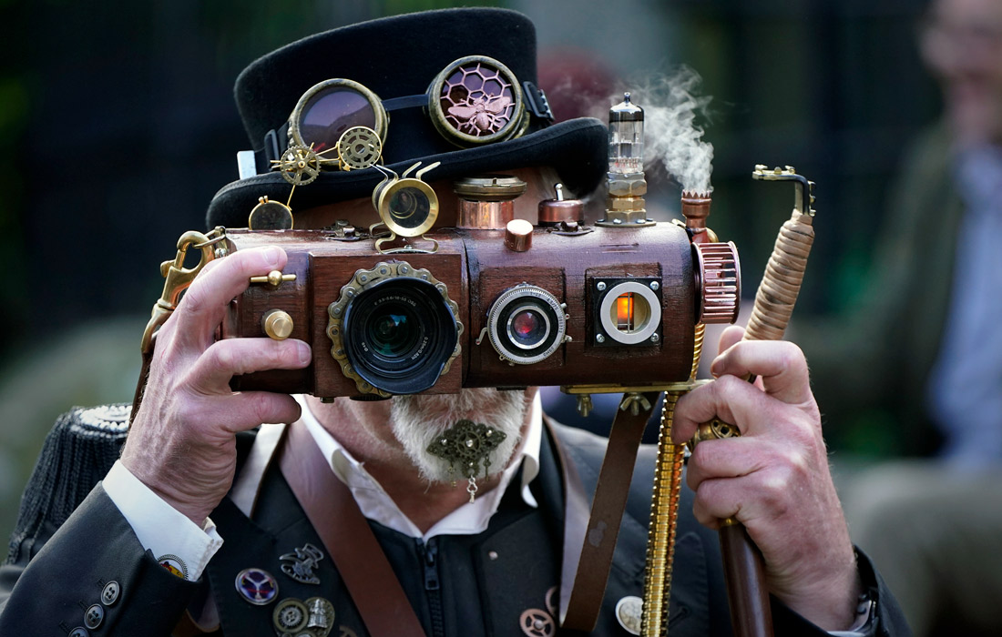 Участник ежегодного уик-энда в стиле стимпанк в городе Хоэрт, Англия