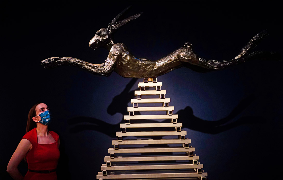 Аукционный дом Christie's готовится к проведению вечерней распродажи современного британского искусства. На фото: скульптура Бэрри Флэнагана "Шестифутовый прыгающий заяц на стальной пирамиде".