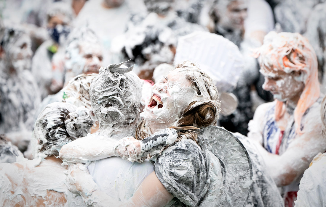 В Шотландии сотни первокурсников приняли участие в традиционном мероприятии посвящения студентов университета Сент-Эндрюс. Студенты устроили "пенные бои" на территории старейшего шотландского университета.