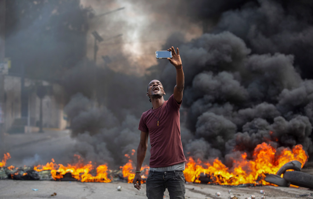 На Гаити прошли массовые беспорядки против насилия. В субботу в Порт-о-Пренсе были похищены 17 христианских миссионеров из США и Канады.