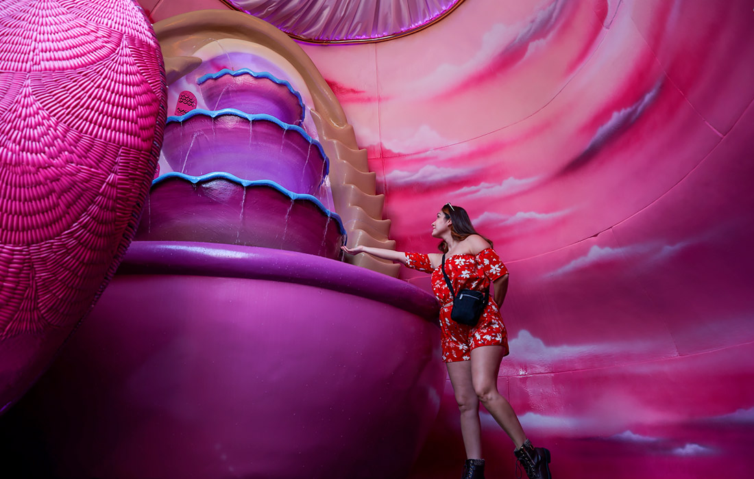 В центре Нью-Йорка был установлен многоярусный фонтан, декорированный акрилом