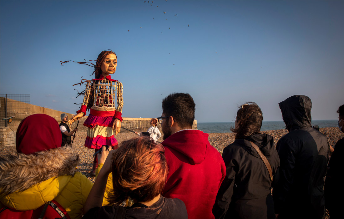 Кукла "Маленькая Амаль", символизирующая девочку-беженку из Сирии, прибыла в Великобританию