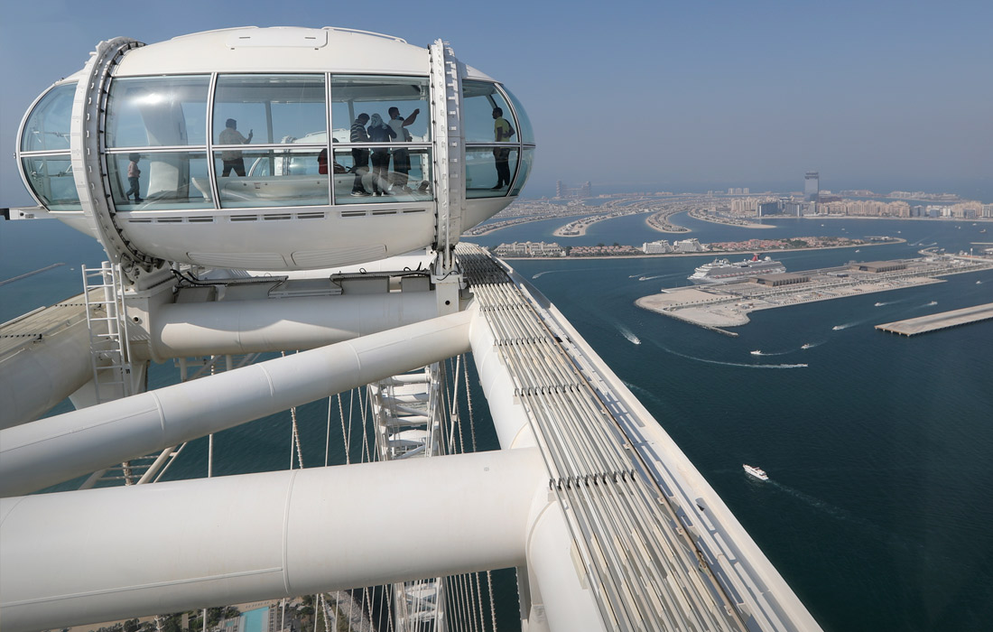 В Дубае заработало самое высокое в мире колесо обозрения с вместимостью 1750 человек. В кабинках сделано круговое остекление, поэтому из них открывается полный обзор окрестностей.