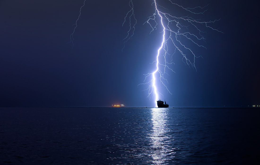 Молнии освещают небо над заливом Искендерун, Турция