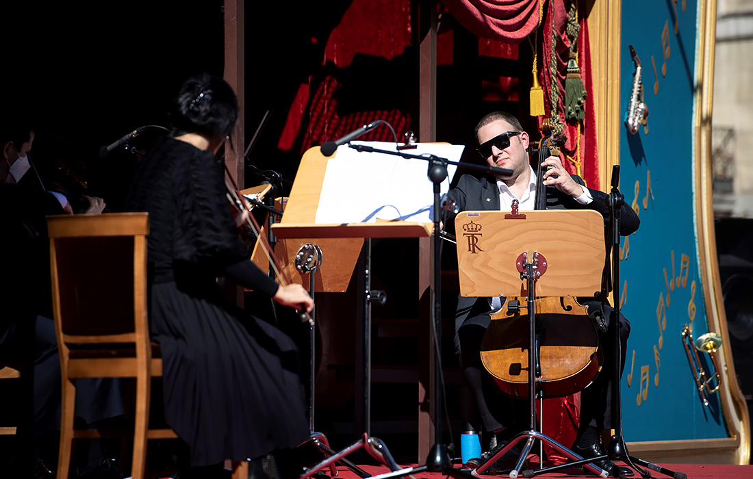 Музыканты выступают у оперного театра по случаю Всемирного дня оперы в Мадриде