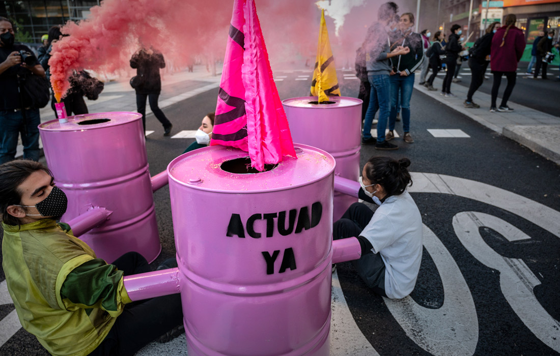 Экологические активисты из движения Extinction Rebellion провели акцию протеста в Мадриде в преддверии конференции ООН по климатическим изменениям