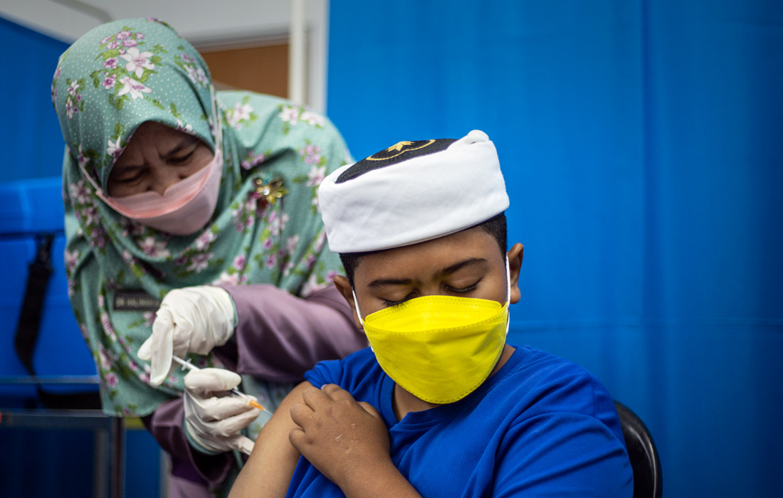 Власти Малайзии намерены завершить 60-процентную вакцинацию детей в возрасте от 12 до 17 лет