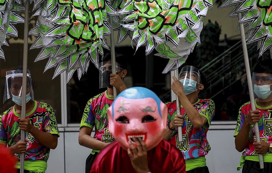 Исполнители танца дракона во время митинга в Маниле