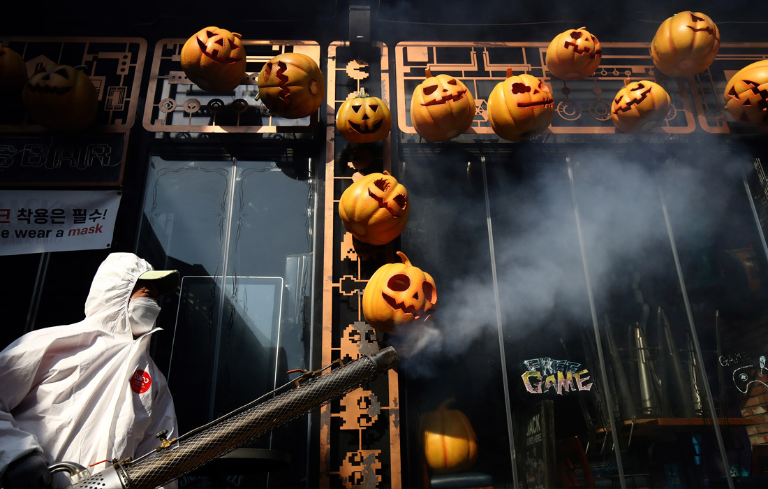 В Сеуле готовятся к празднованию Хэллоуина. Сотрудники здравоохранения дезинфицируют улицы, чтобы предотвратить распространение коронавируса.