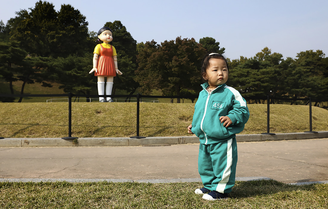 Netflix установил копию гигантской куклы-робота, которая появляется в первом эпизоде ​​их всемирно известного хита "Игра в кальмара" в Олимпийском парке в Сеуле