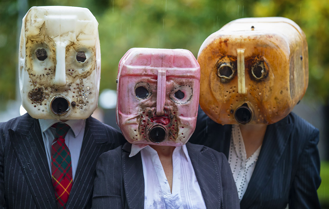 Акция протеста экологической организации Ocean Rebellion прошла в Глазго в преддверии открытия климатической конференции