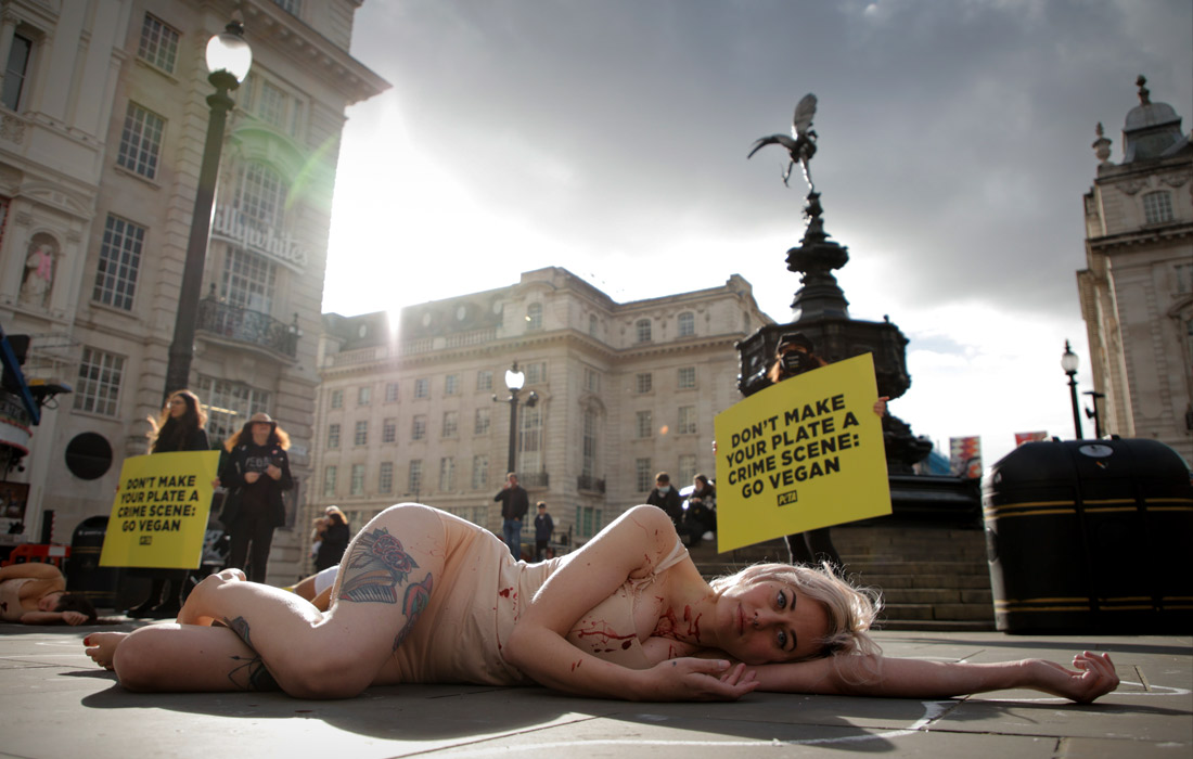 Участницы зоозащитной организации PETA провели акцию протеста на площади Пиккадилли в Лондоне во Всемирный день вегана