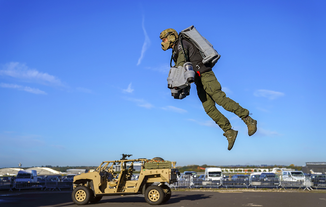 Изобретатель Ричард Браунинг продемонстрировал реактивный костюм Gravity на конференции военнослужащих в британском Фарнборо