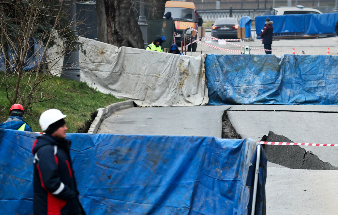 Грунт провалился на Краснопресненской набережной в Москве