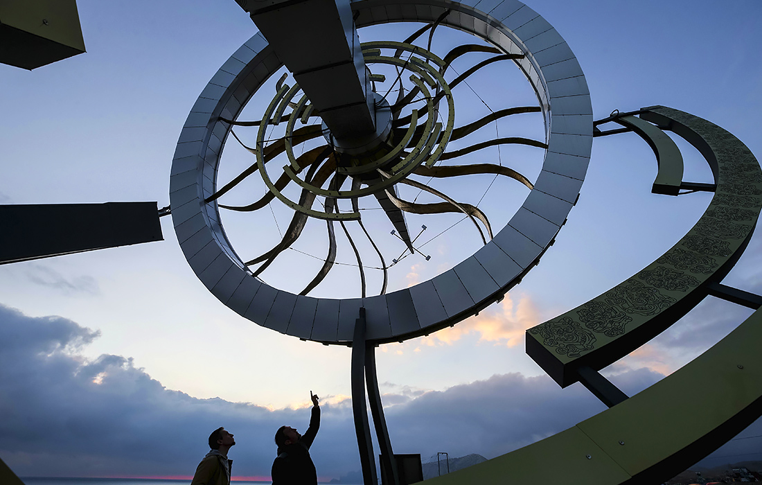 4 ноября. В Крыму установили солнечные часы "Время" в память о погибших от коронавируса.