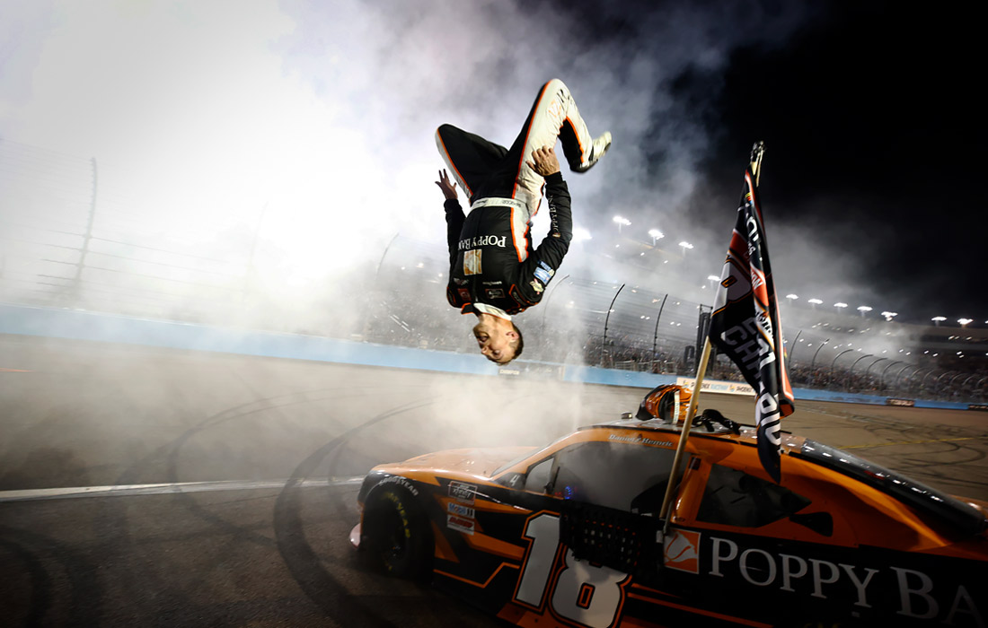 Даниэль Хемрик празднует победу в гонке NASCAR Xfinity. США.