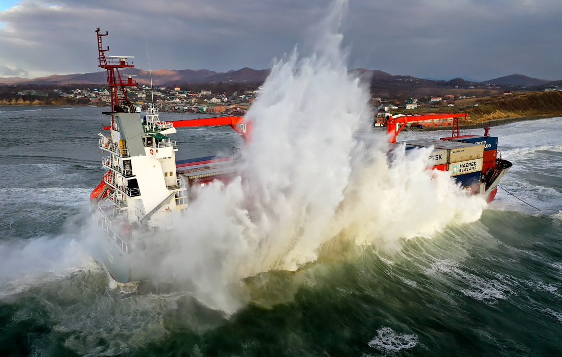 У берегов Приморья в районе Находки сел на мель контейнеровоз Rise Shine под флагом Панамы