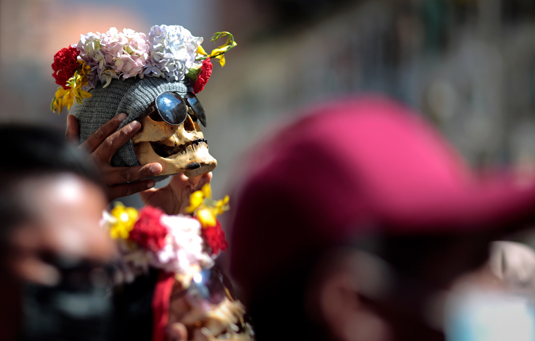 В Боливии прошел День Черепов. В этот день жители страны устраивают шествие с останками своих умерших предков, украшая их цветами и вещами, которые они любили носить при жизни.