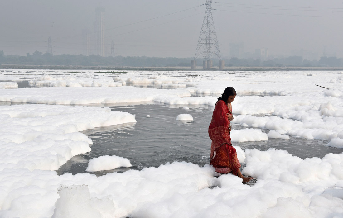 Токсичная пена покрыла священную реку Ямуна в Индии