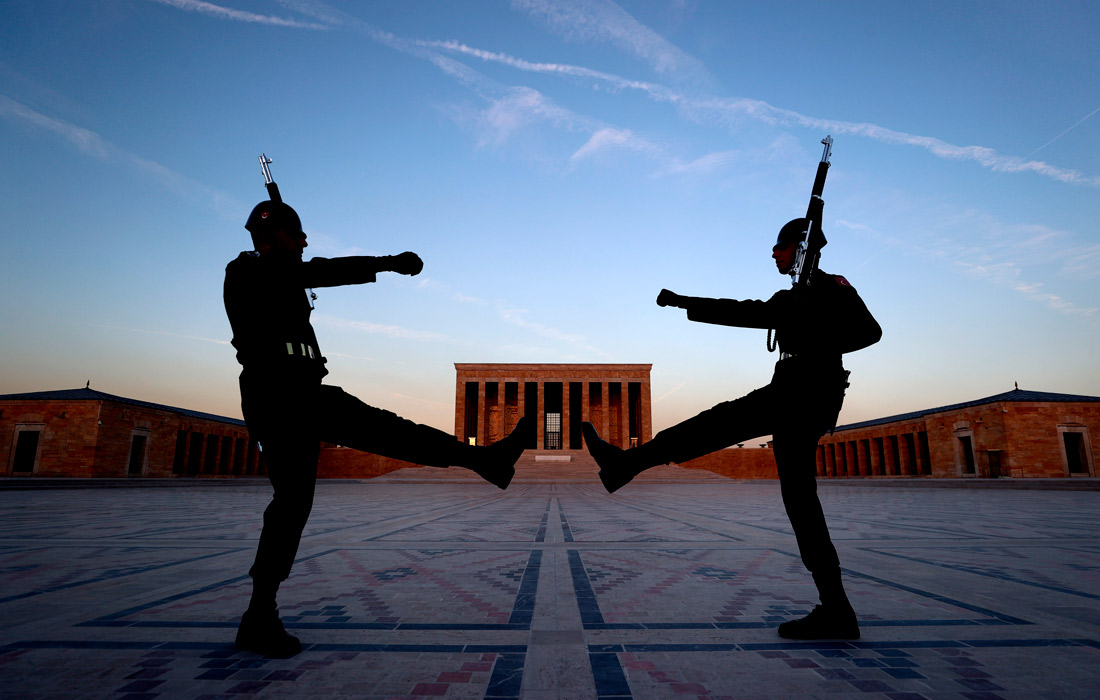 Турецкие солдаты охраняют мавзолей основателя и первого президента Турецкой республики Мустафы Кемаля Ататюрка в преддверии 83-й годовщины его смерти