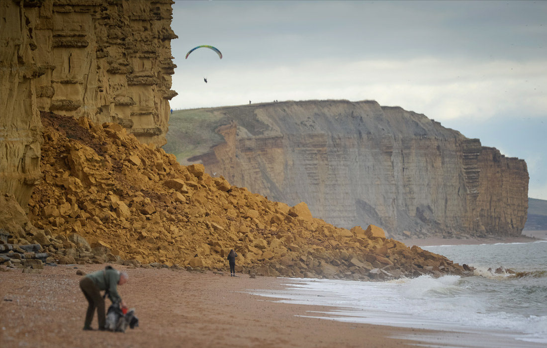 На пляже у британского города Вест-Бэй обрушился большой участок скалы