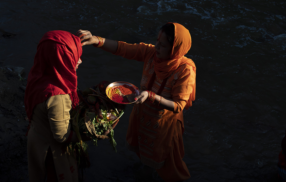 Непальцы во время вечерней молитвы в Катманду