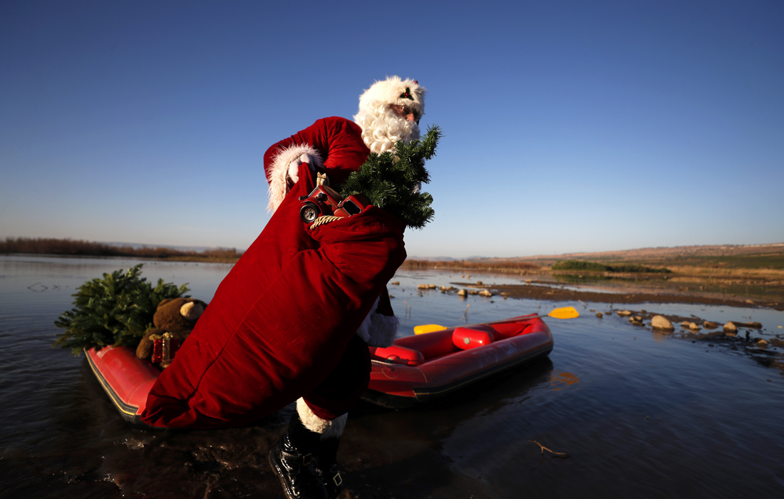 Иерусалимский Санта-Клаус принимает участие в праздничном мероприятии перед Рождеством на Голанских высотах