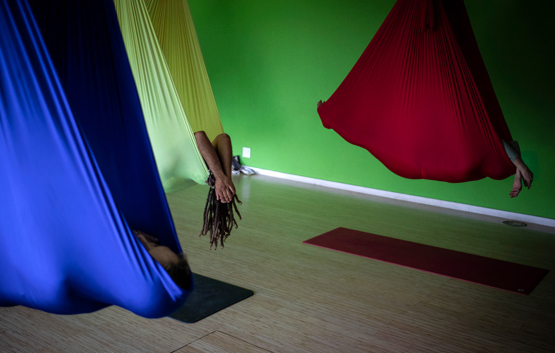 Занятия аэройогой в студии Earth Yoga в Йоханнесбурге, ЮАР