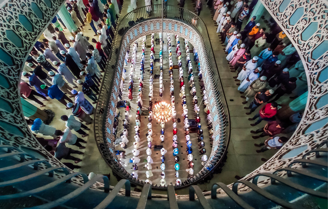 Пятничная молитва в мечети Байтул Мукаррам в Дакке, Бангладеш