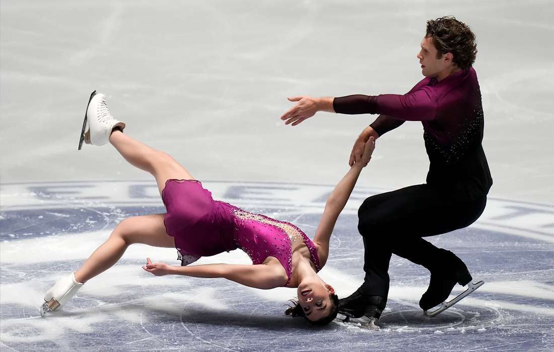 В Токио проходит Гран-при Японии по фигурному катанию "NHK Трофи". На фото: выступление спортсменов из Канады Эвелины Уолш и Трента Мишо.
