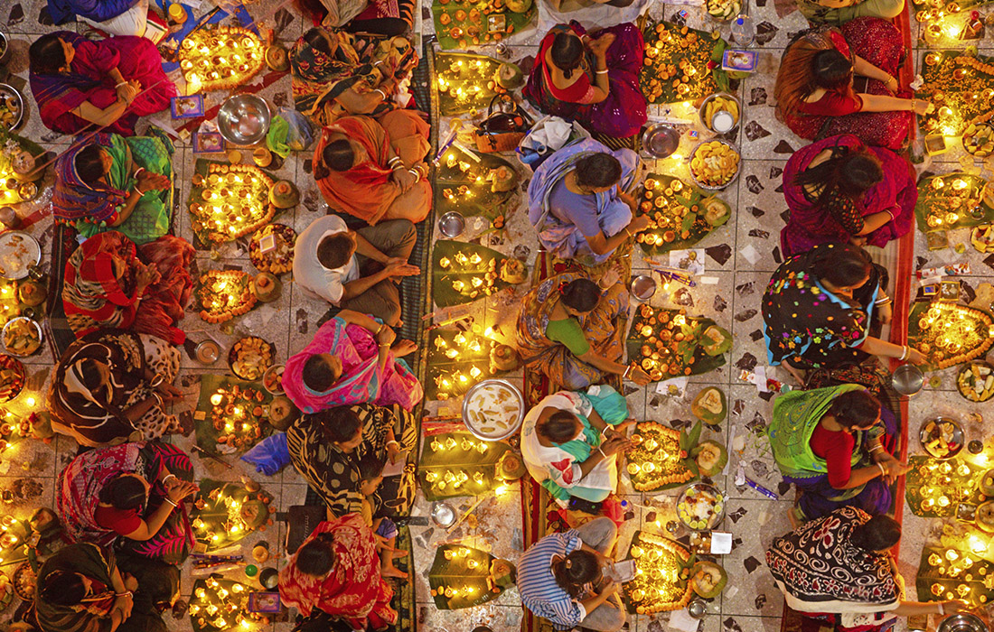 Индуистские верующие во время молитвы в Дакке