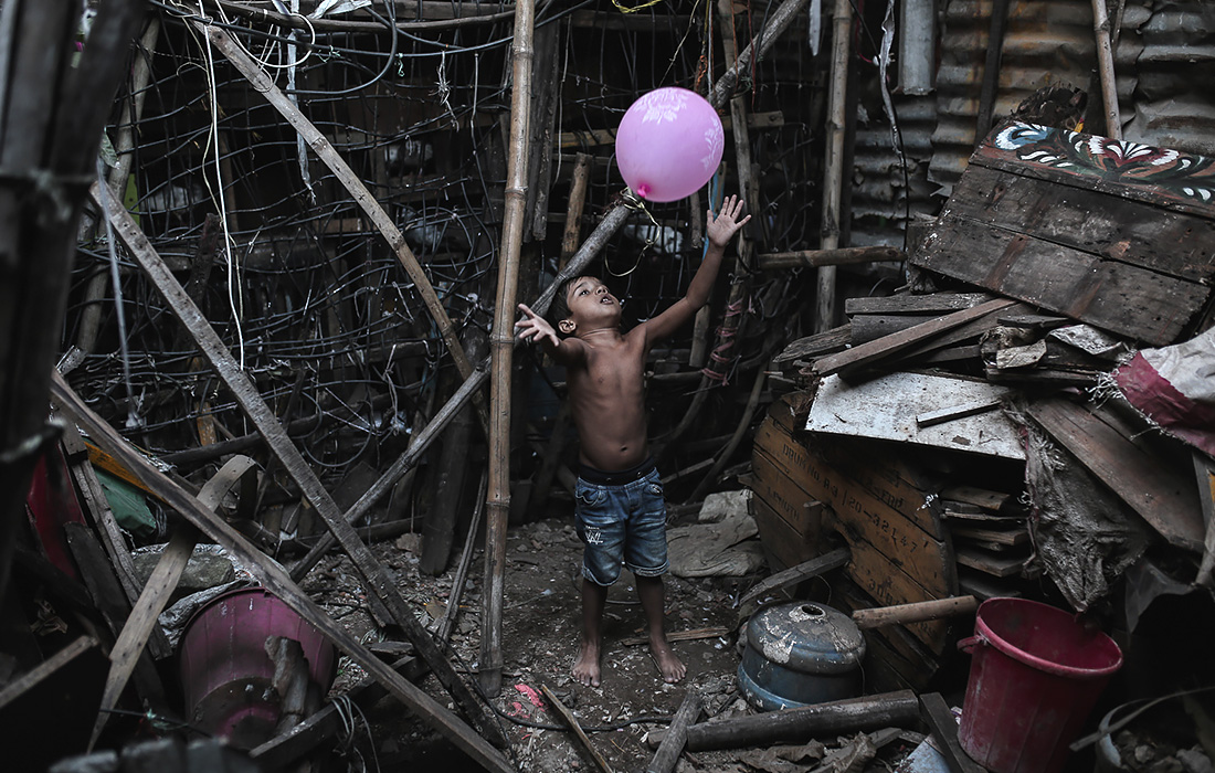 Бангладешский мальчик в трущобах Кораил