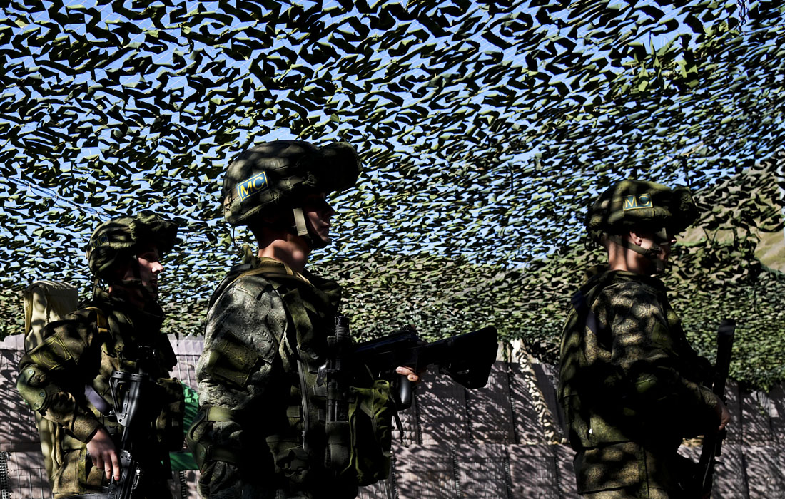 Российские солдаты во время патрулирования в Карабахе