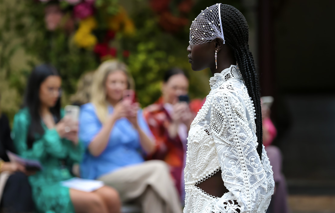Неделя моды стартовала в Мельбурне. На фото: показ Secret Garden в Королевских ботанических садах.