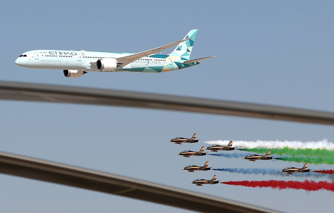Самолет Boeing 787 Dreamliner авиакомпании Etihad Airways и авиационная пилотажная группа ВВС Объединенных Арабских Эмиратов "Эль-Фурсан"