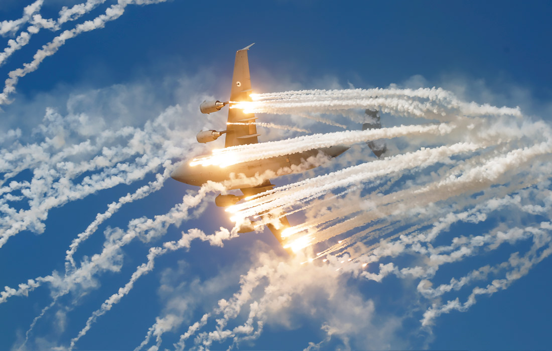Boeing C-17 Globemaster выполняет отстрел тепловых ловушек