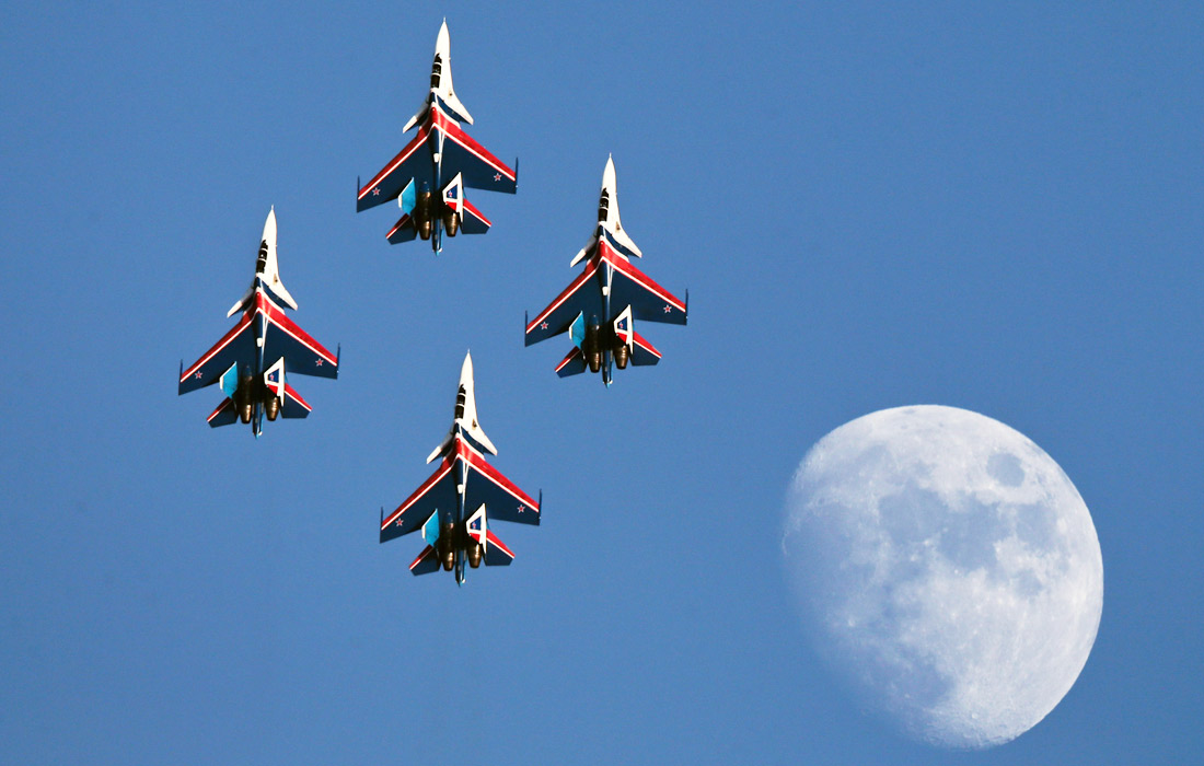 Летчики пилотажной группы "Русские витязи" на истребителях Су-30СМ