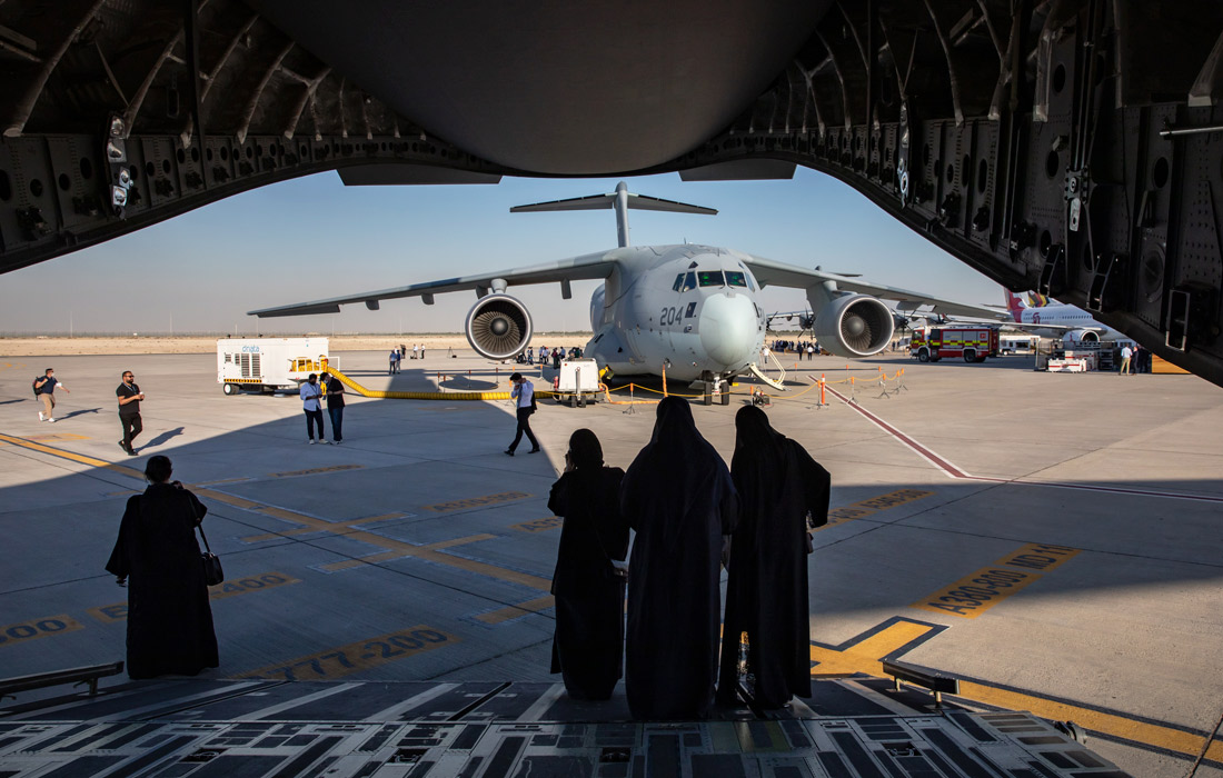 Посетители международной авиационно-космической выставки Dubai Airshow