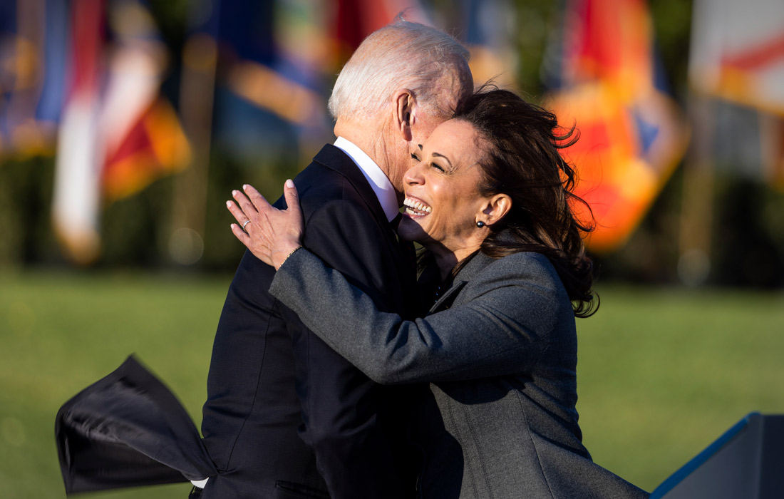 Президент США Джо Байден подписал закон, предусматривающий выделение $1,2 трлн на инфраструктуру. На церемонии подписания присутствовали первая леди Джилл Байден, вице-президент Камала Харрис (на фото), лидер сенатского большинства, демократ Чак Шумер и другие конгрессмены.