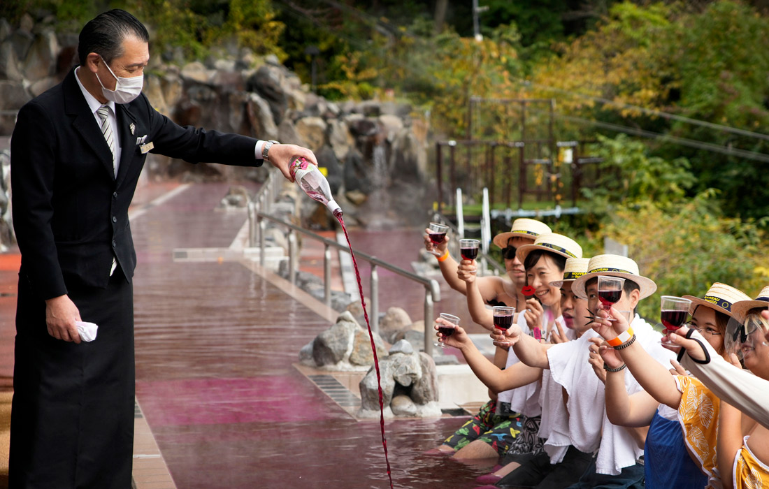 Открытие сезона французского молодого вина Божоле-нуво состоялось в бальнеологическом комплексе японского курорта Хаконэ