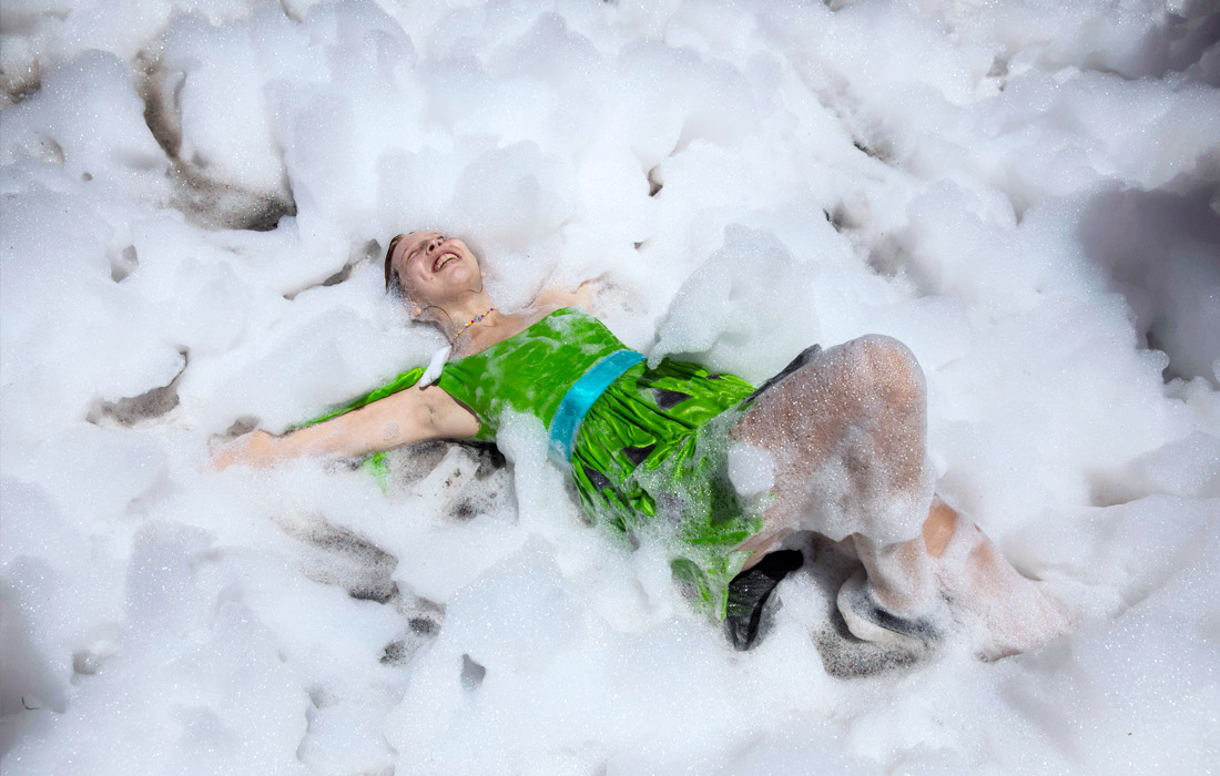 Выпускники медицинских школ в Аргентине, закончившие учебу в прошлом году, провели выпускной парад с опозданием на год