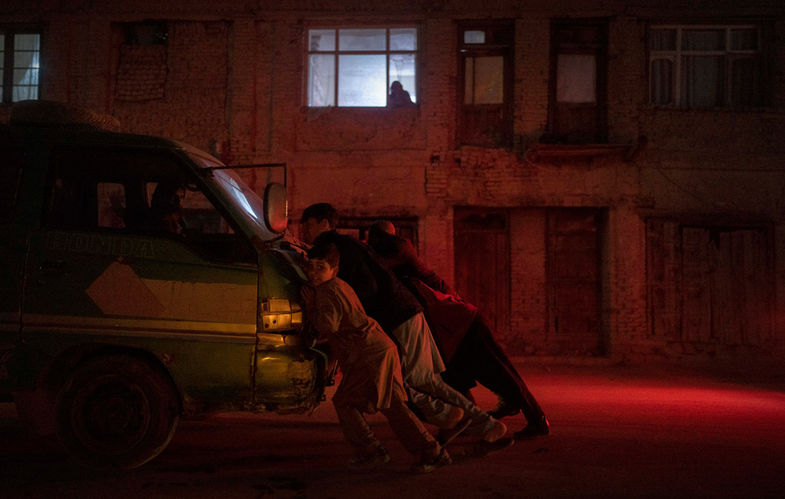 Жители Кабула толкают заглохший автомобиль. Афганистан.