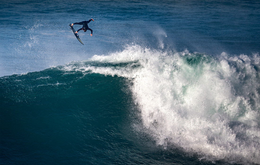 Серфер в Назаре, Португалия