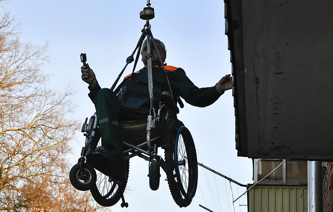 Краснодарский пенсионер-инвалид соорудил механизм для подъема в квартиру