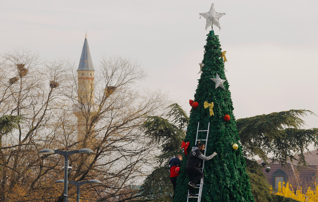 На главной площади в Приштине (Косово) устанавливают рождественскую елку