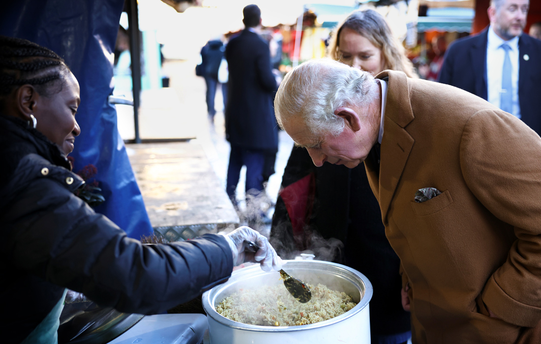 Принц Уэльский Чарльз посетил продуктовый рынок в Кембридже