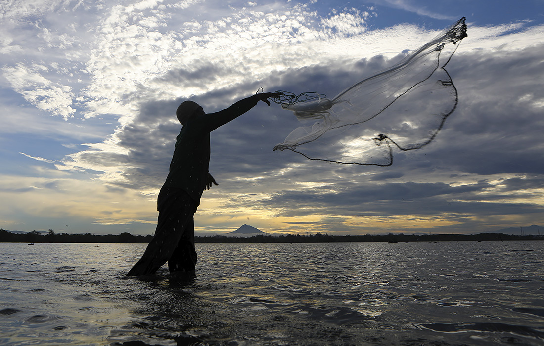 Индонезийский рыбак на окраине Банда-Ачех