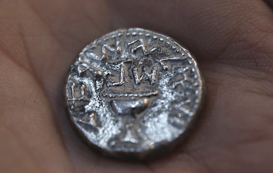 При археологических раскопках в иерусалимском Граде Давида был найден серебряный шекель 2000-летней давности